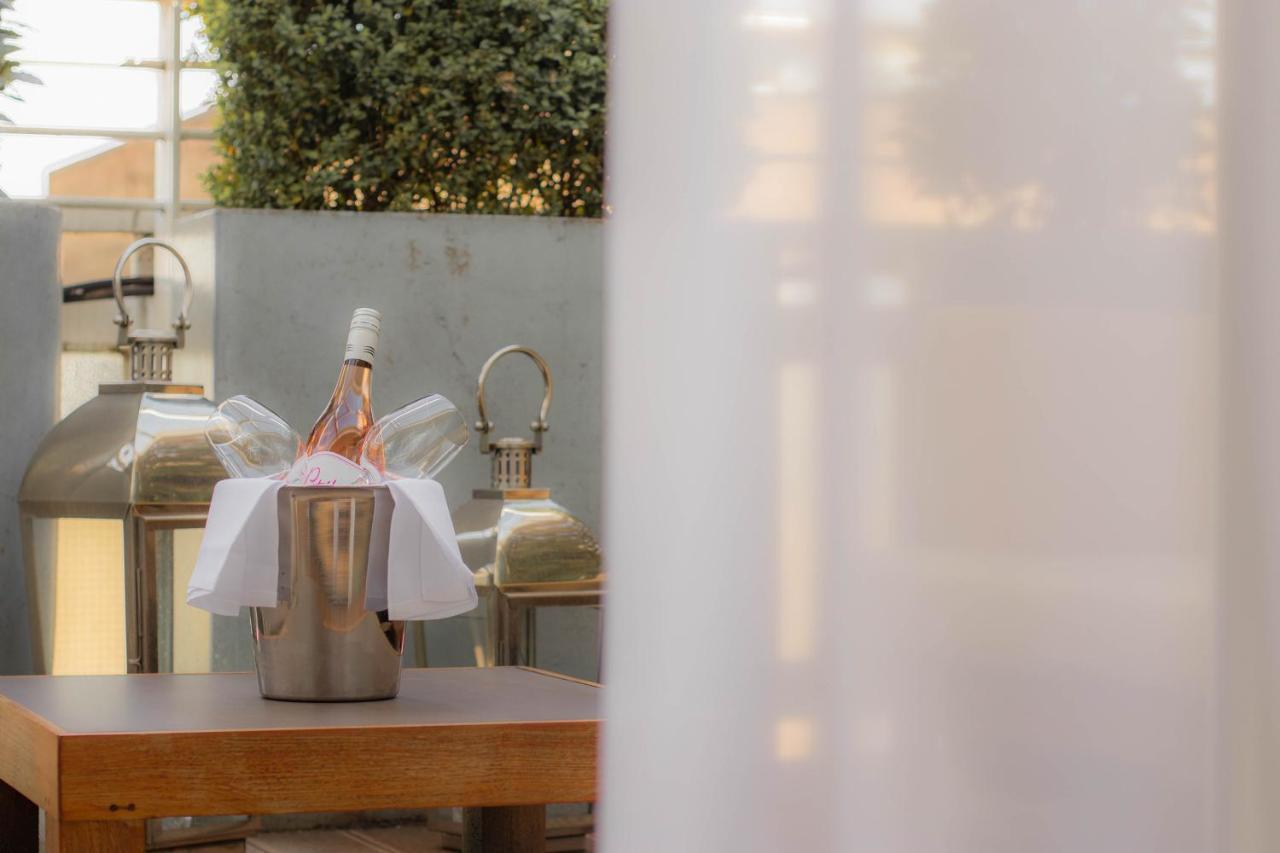 โรงแรมแซนเดอร์สัน ลอนดอน ภายนอก รูปภาพ Champagne bottle in a cooler