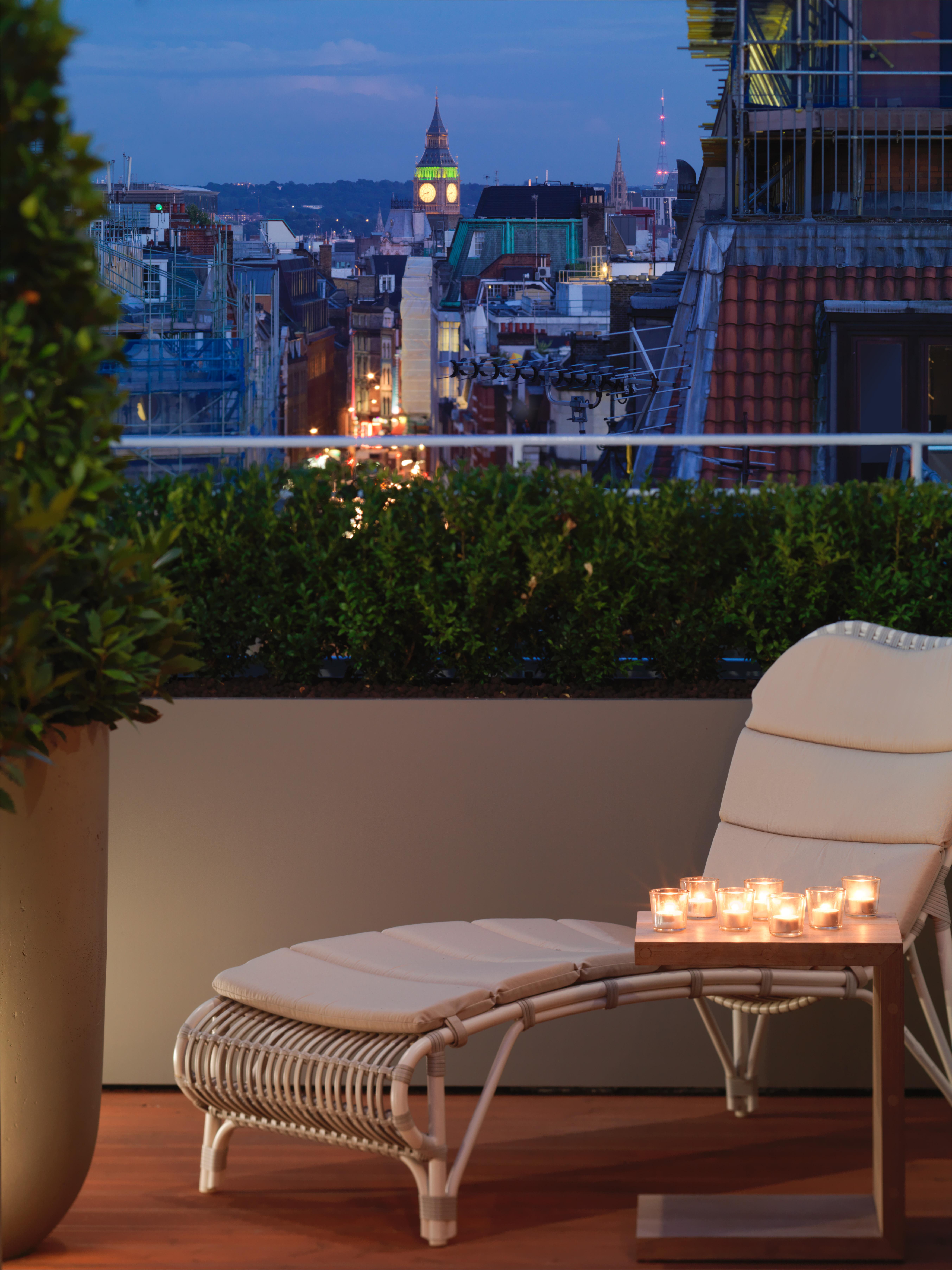 โรงแรมแซนเดอร์สัน ลอนดอน ภายนอก รูปภาพ A balcony in a residential building