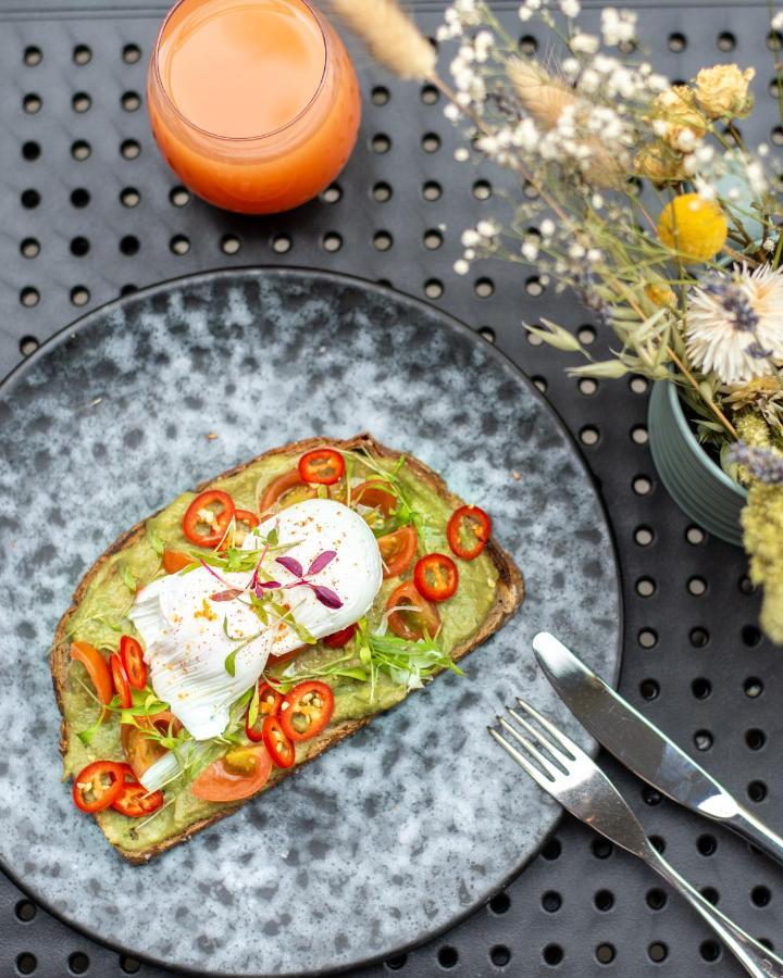 โรงแรมแซนเดอร์สัน ลอนดอน ภายนอก รูปภาพ Avocado on toast with poached eggs