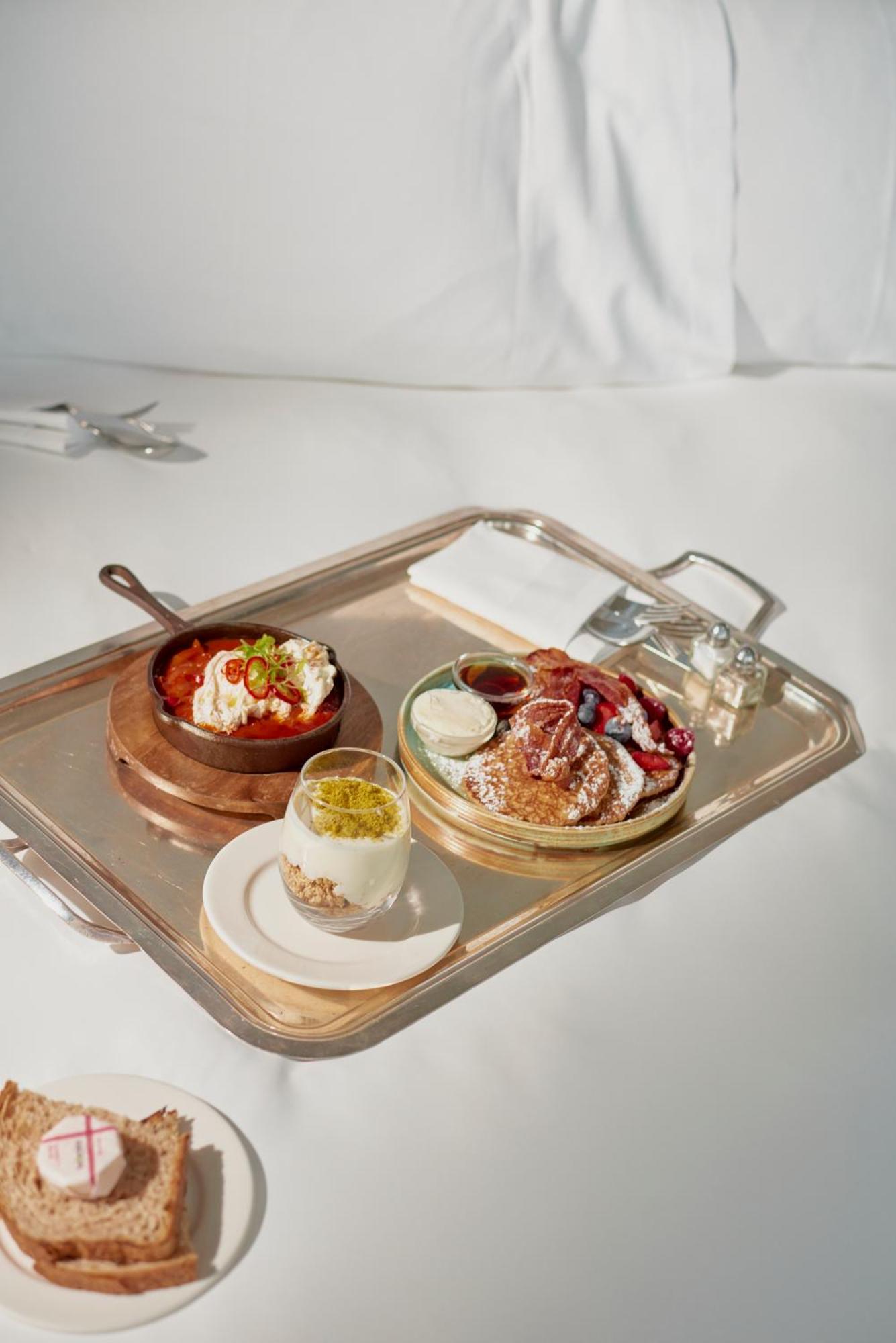 โรงแรมแซนเดอร์สัน ลอนดอน ภายนอก รูปภาพ A breakfast tray