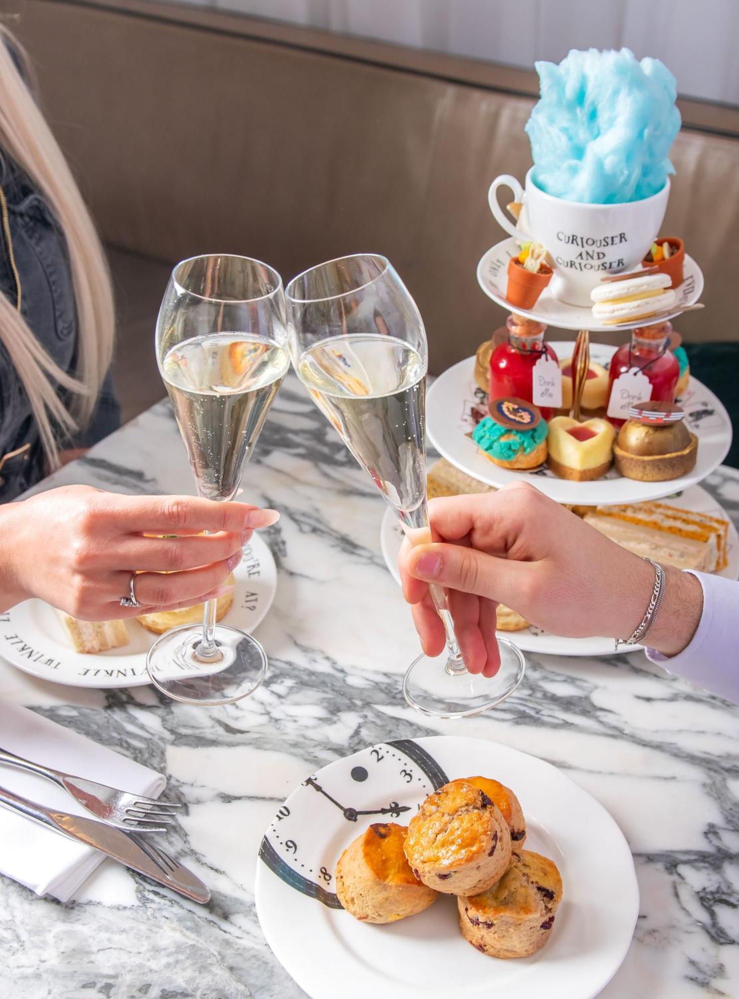โรงแรมแซนเดอร์สัน ลอนดอน ภายนอก รูปภาพ Champagne and afternoon tea
