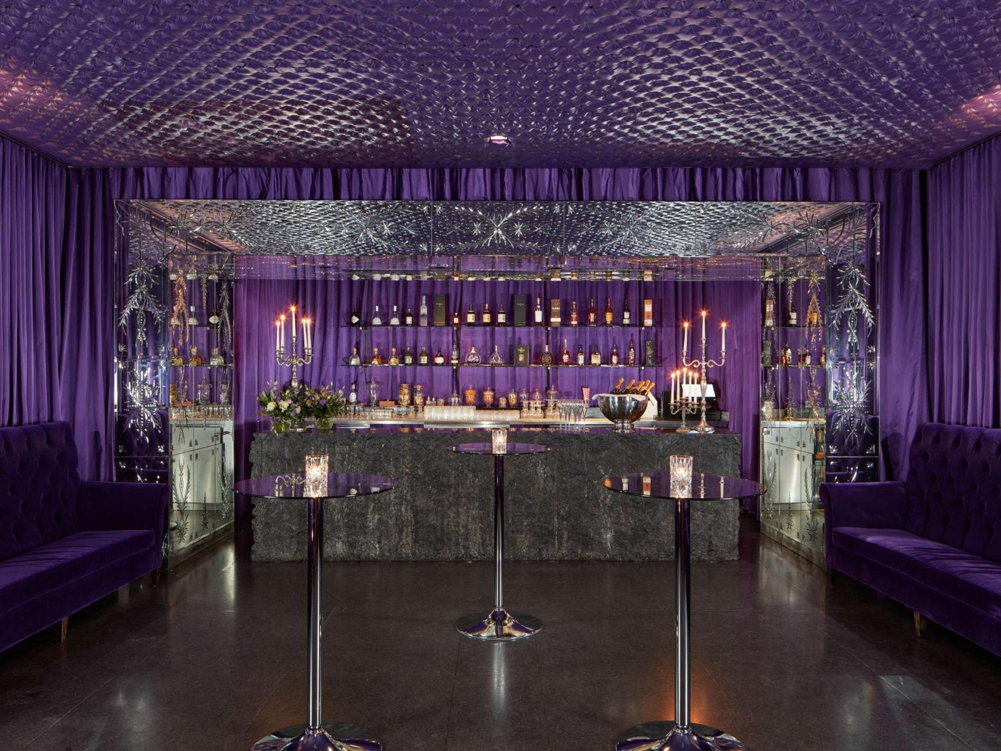 โรงแรมแซนเดอร์สัน ลอนดอน ภายนอก รูปภาพ The bar at the nightclub