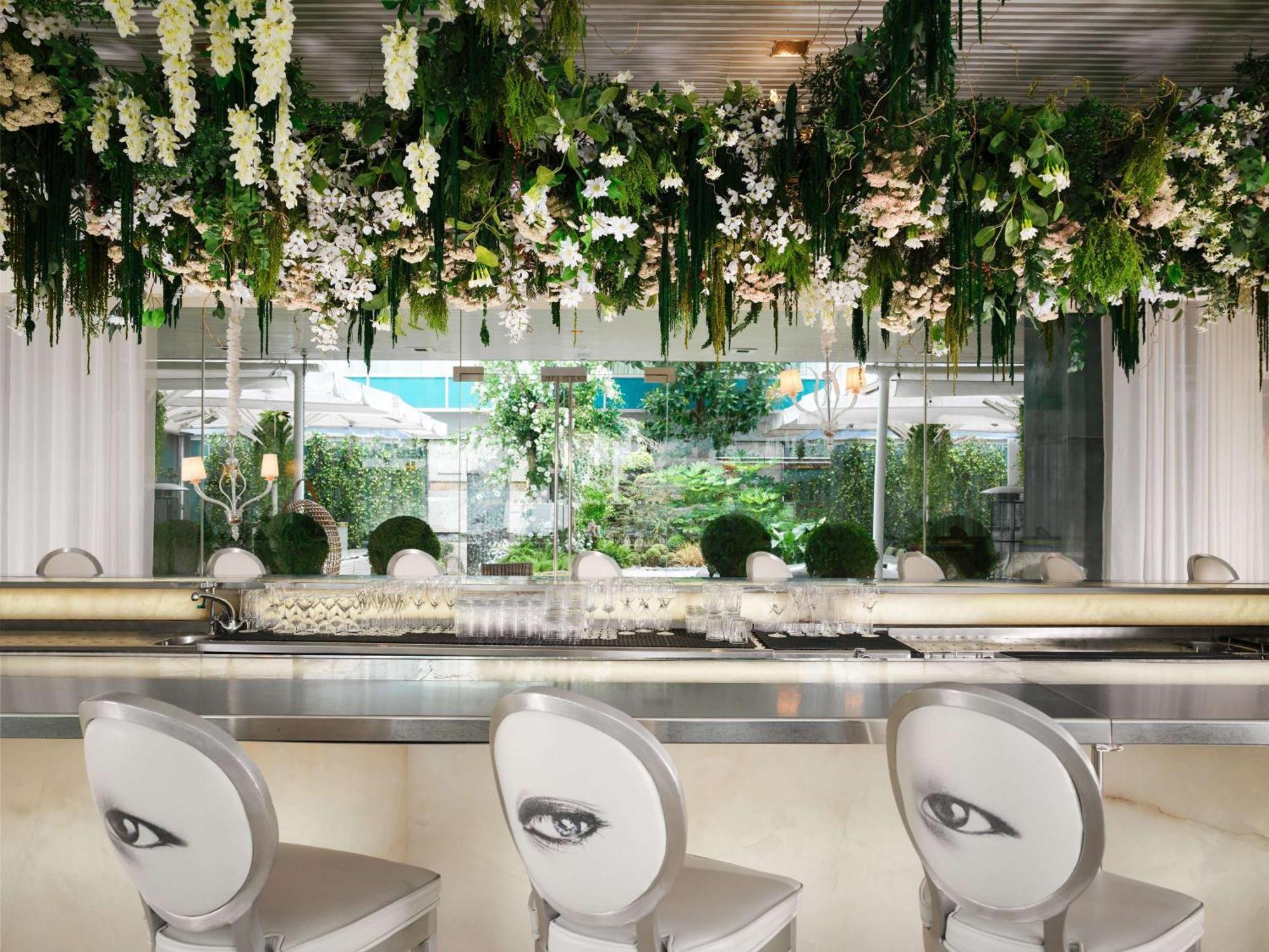 โรงแรมแซนเดอร์สัน ลอนดอน ภายนอก รูปภาพ The bar at the St. Regis